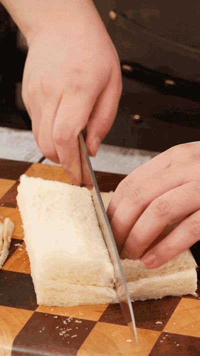 土司改刀去邊，切成適當(dāng)大小