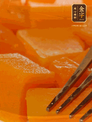 南瓜去皮，一半切塊備用，一半切塊蒸熟，碾成泥