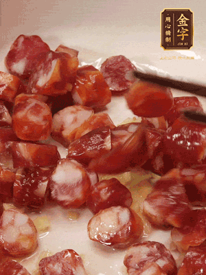 砂鍋熱油，下姜絲、香腸煸香