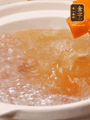 倒入開水、南瓜塊、南瓜泥中火煮5分鐘