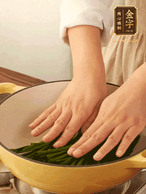 小蔥鋪在底部，放上生姜