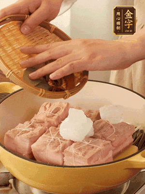 五花肉皮朝下，桂皮、八角、香葉、冰糖、生抽、花雕酒