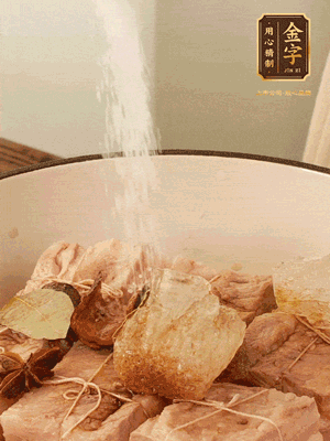 加水沒過，大火煮開轉(zhuǎn)小火慢燉2小時(shí)，煮到收汁