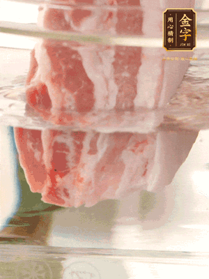 大塊豬五花冷水下鍋，蔥、姜、花雕酒焯水