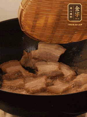 鍋中少油，翻炒五花肉