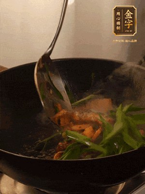 黃豆醬、鹽、糖調(diào)味，淋一圈花雕酒，蒜白先下，蒜葉后下