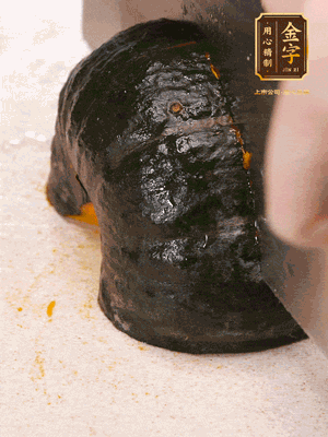 貝貝南瓜去皮，切成小塊。姜切絲