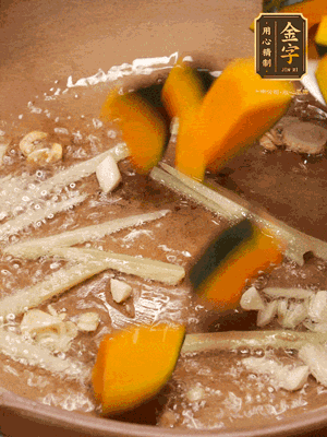 砂鍋倒一層底油，蒜粒、姜絲炒香后，再下南瓜翻炒30秒