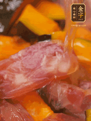 下香腸，倒沒過南瓜的水，加1/2勺鹽、1/2勺白糖、1勺蠔油燜8分鐘