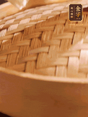 將香腸、醬油肉、臘肉放入蒸容蒸20分鐘