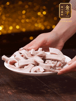 豬肚冷水下鍋，姜蔥料酒去腥，水開煮5分鐘，撈出，切小塊。