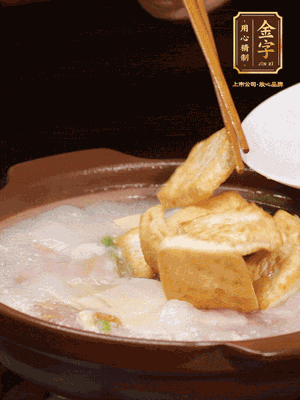 倒入開水大火煮開，轉(zhuǎn)中小火放咸肉，放一點點糖、味精慢燉10分鐘
