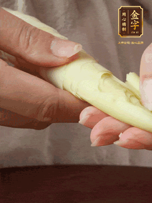 春筍沿著外皮豎著淺劃一刀，剝下外殼，切掉尾部的老根，切滾刀塊。（這個時候的春筍最為鮮嫩脆爽，不需要焯水去除澀味）