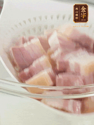 金字淡咸肉、排骨分別加料酒、蔥、姜冷水下鍋焯水，水開撇去浮沫撈出。