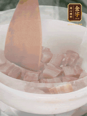 砂鍋內(nèi)咸肉微微煸出香味，再倒入開水。放排骨滾開后轉(zhuǎn)中小火篤30分鐘。（水盡量一次加足，以免中途加水沖淡鮮味。這一步是湯底濃白的關(guān)鍵）