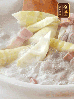 開蓋后放春筍，小火慢篤20分鐘左右，出鍋后盛出。