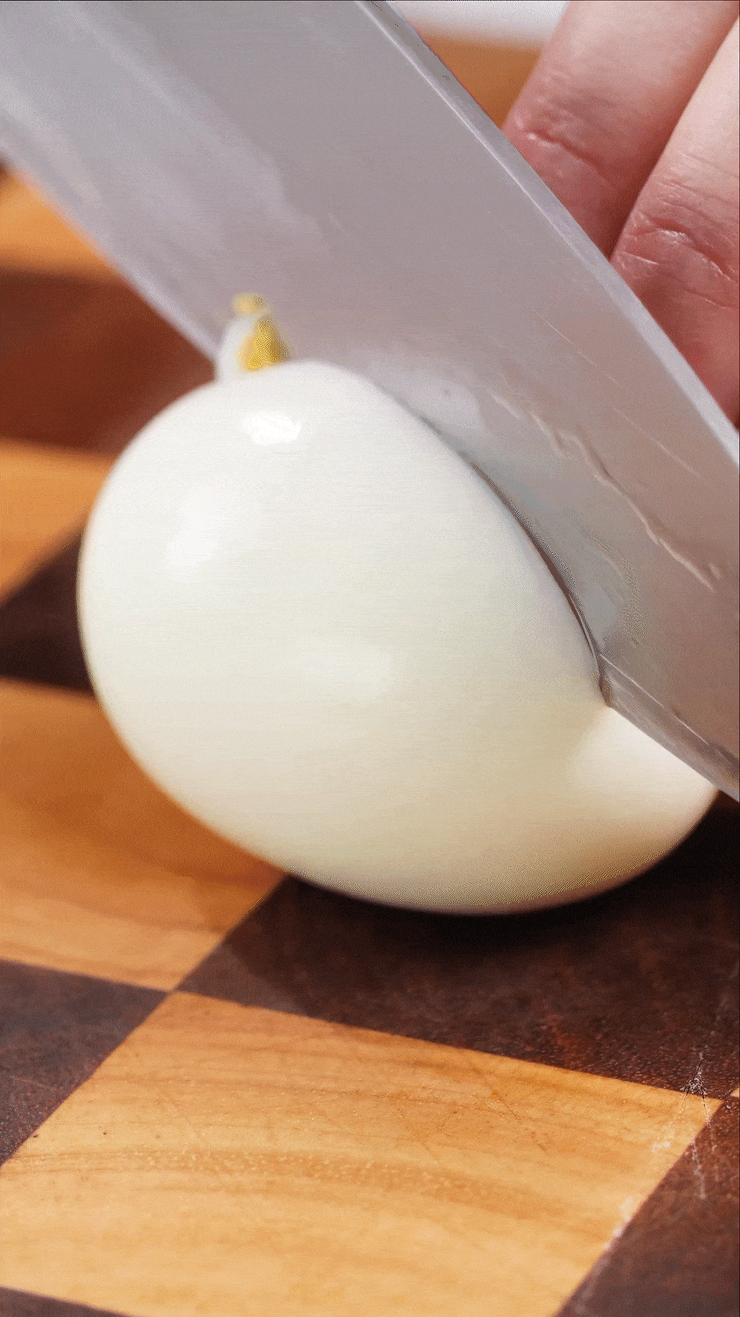 雞蛋煮熟，改刀備用