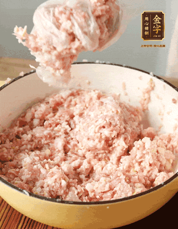 肉丁、咸肉丁、一丟丟鹽、料酒拌勻，反復(fù)摔打上勁。接著加入1兩蔥姜水，反復(fù)拌勻摔打上勁。前后共加3遍。3遍后筍丁，接著反復(fù)摔打上勁。最后加入1個(gè)蛋清、3茶匙生粉拌勻摔打上勁