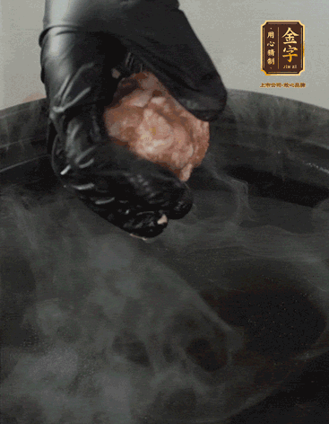 獅子頭摔打至圓潤(rùn)牢固，等水煮開(kāi)后，放獅子頭