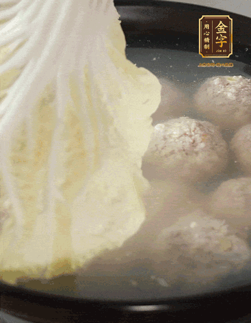 等獅子頭浮起來(lái)時(shí)再加白菜蓋。小火慢燉2小時(shí)