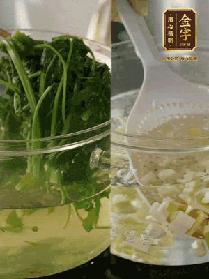 春筍切丁焯水；薺菜加鹽焯水，過(guò)涼水后切成細(xì)末