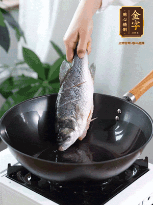 熱油，加1大勺豬油、姜片，再下鱸魚，煎至定型后翻面。（加點豬油，燉出的魚湯更容易變?yōu)榍逅哪贪咨?。?>
					</div>
					<span>步驟 3/6</span>
					<p>熱油，加1大勺豬油、姜片，再下鱸魚，煎至定型后翻面。（加點豬油，燉出的魚湯更容易變?yōu)榍逅哪贪咨?。?/p>
				</li><li>
					<div   id=