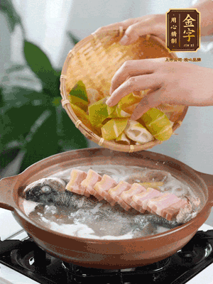 倒開水燉煮后轉移入砂鍋，淋料酒去腥、加少許鹽調味，再依次加咸肉、春筍燉煮15分鐘。