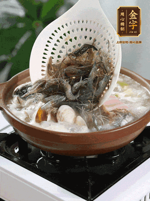 最后加一把蛤蜊、一把河蝦燜2分鐘，放一點白胡椒粉調味，撒上蔥花點綴！