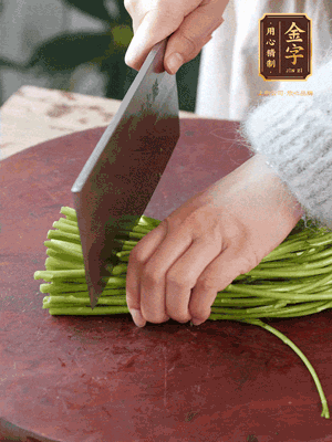 正嫩的藜蒿，掐頭去除根部，切小段