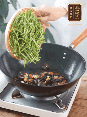 熱油煸香蒜末、姜粒、小米辣，再下臘肉煸炒出香味