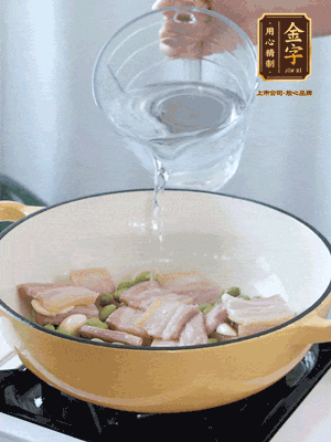 倒入熱水，加絲瓜、腐竹