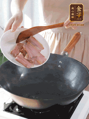 豬油熱鍋，下咸肉煸香，再下蔥姜提鮮