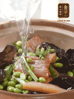 轉(zhuǎn)入砂鍋，加入開水、百葉結(jié)燉煮10分鐘