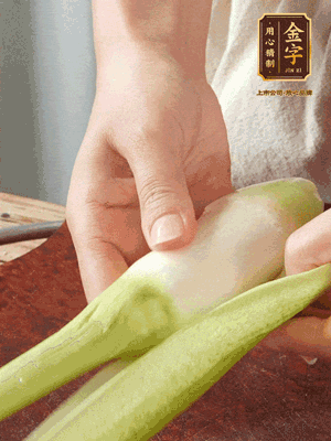 茭白去皮切絲，下鍋稍稍汆燙一下瀝干。