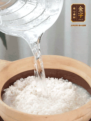 倒入浸泡30分鐘的米，中火煮開后轉(zhuǎn)小火。