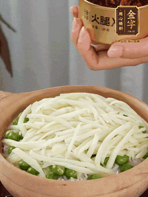 到水微干，放上豌豆、茭白絲。
