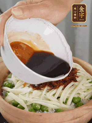 繼續(xù)小火燜3分鐘，淋上XO醬攪拌均勻。
