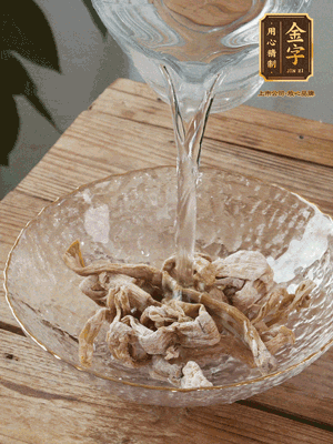 筍干提前泡發(fā)1晚切段，冬瓜去皮切塊。