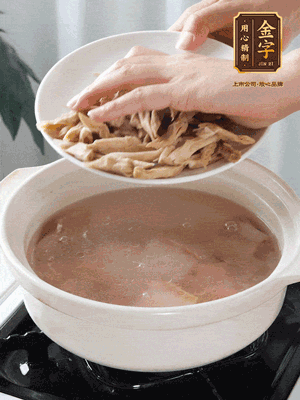 再下筍干段，加水、少許黃酒中火燉煮15分鐘。