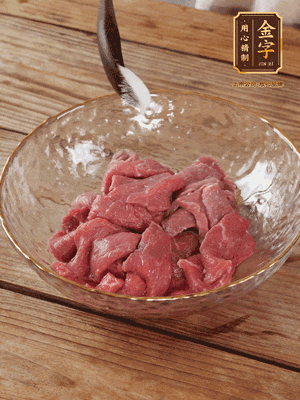 牛肉切丁，加黑胡椒海鹽、橄欖油腌10分鐘