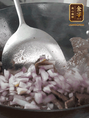 橄欖油熱鍋，牛肉丁炒至焦香狀態(tài)，下洋蔥丁翻炒出香味