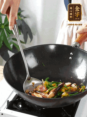 煸香蒜末，下香腸翻炒均勻，再依次下雞縱菌、黃瓜花