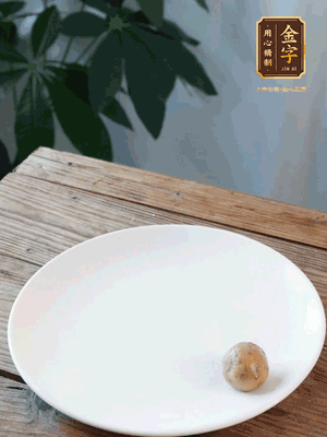 做水油皮、油酥 將油皮材料放入料盆中，加100ml水?dāng)嚢璩裳┗ㄆ瑺睢Ｔ诎赴迳戏磸?fù)揉搓成有一定筋度的光潔面團(tuán)，搓成14個(gè)團(tuán)子。
