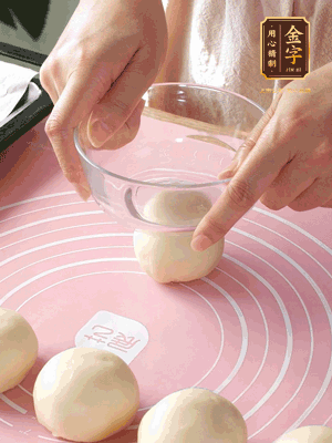 按扁后搟成圓形面皮。餡料放在面皮中心，把餡料包緊，捏緊收口