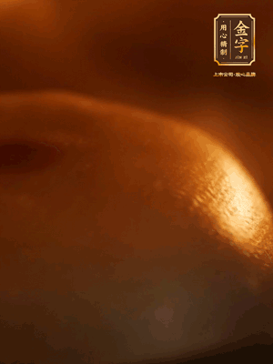 烤箱預(yù)熱至170℃，月餅放在中下層，烤18分鐘左右