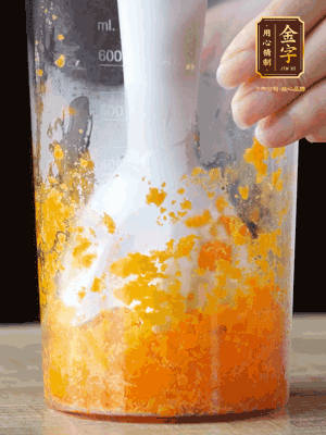 加玉米油、水怡、水揉搓成細膩的面團。松弛半小時后，分成37g一個