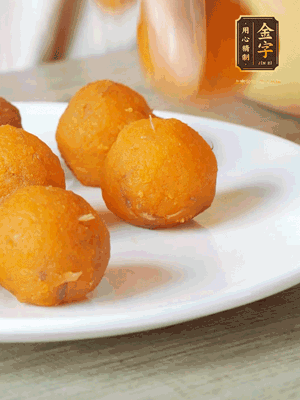 融化的黃油、芝士粉攪勻，加糖粉、蛋液、淡奶油、咸蛋黃攪勻，再加入玉米淀粉、奶粉拌勻，用不粘鍋炒至抱團