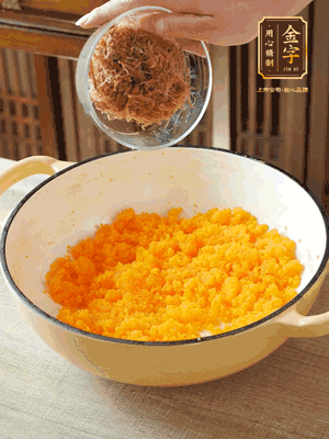 加火腿絲拌均，分成37g一個餡料，冷凍30分鐘