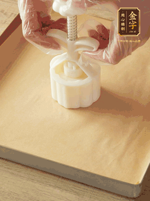 取一個面團，捏扁，中間厚，四周薄?；⒖谕贤?，直到收口，把餅胚放入模具里，壓2-3下