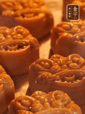 表面噴上水，烤箱預熱至190℃，170℃烤10分鐘